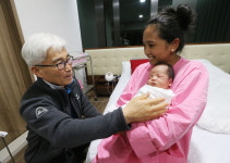 연휴 대목 포기 택시출산 도운 박운용 기사