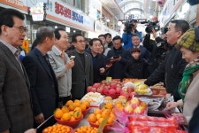 진천 중앙시장 찾은 정세균 총리
