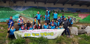 공주 금학동 주민자치위, 봄맞이 꽃 심기 나서