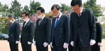 충혼탑 참배하는 민주당 당선인들