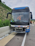 관광버스 가드레일 추돌···6명 중·경상