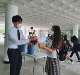 진천 광혜원고 장미꽃 전달하며 입학을 환영합니다