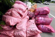 불법투기로 쌓인 건축폐기물