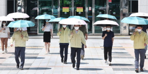 대전 서구 양산 쓰고 폭염과 코로나19 이겨내요