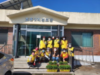 청주 남일면 자원봉사대, 경로당에 향기로운 국화 선물
