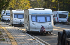 코로나 여파 캠핑카 판매량 껑충… 주차장·주택가 몸살