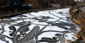 추위를 잊게 만드는 얼어붙은 명암저수지 풍경