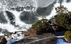 추위를 잊게 만드는 얼어붙은 명암저수지 풍경