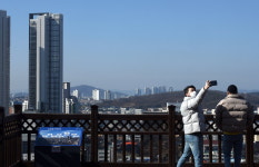 청명한 청주시를 배경으로 찰칵