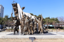 독립만세 기념공원 내 동상 철거·보수 놓고 갈등