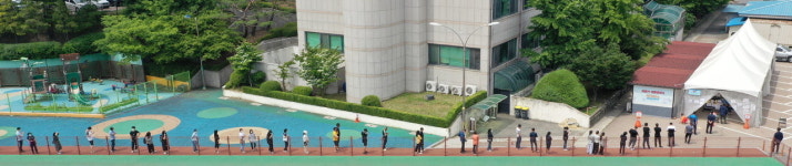 청주시 노래방발 감염확산… 길게 늘어선 코로나19 검사 행렬
