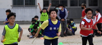 2년 만에 마스크 벗고 체육활동… 충북학교 정상화