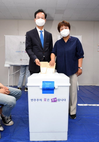 사전투표하는 송재봉