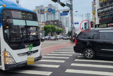 신호 바뀌어도 쌩쌩… 시민 안전 위협 청주 사창사거리