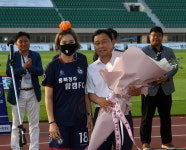 기념촬영하는 김현주 청주FC 대표와 김선영 맘스캠프 대표