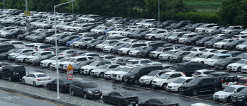 붐비는 청주국제공항 주차장