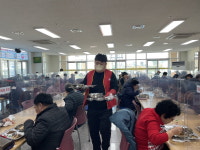 영동우체국 행복나눔봉사단 영동군 노인복지관서 점심 배식 봉사