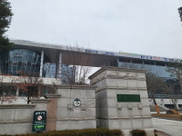 음주차량 천안시청 돌진…시청사 계단 파손