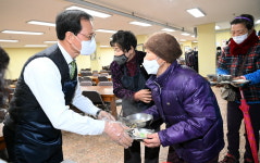 조병옥 음성군수, 여성회관 경로식당 무료급식소 배식봉사