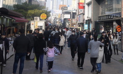 포근한 봄날씨… 청주 성안길 인파 북적