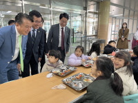급식현장 찾은 충북지사·교육감 식품비 최고 수준 약속