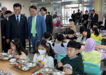 급식현장 찾은 충북지사·교육감 식품비 최고 수준 약속