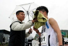 [역전마라톤] 제자 얼굴 닦아주는 선생님