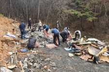 홍성군청 공직자, 산불피해 이재민 농가 일손 돕기에 구슬땀
