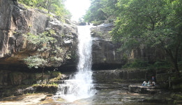 폭염 피해 수옥폭포로 몰려드는 사람들