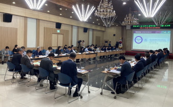 김영환 충북도지사, 재선 유력…경쟁자 활약에 주목