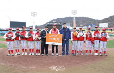 한화이글스, 연고지 대전신흥초등학교에 특별 글러브 선물