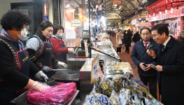 충북교육청, 전통시장·복지시설 찾아 명절 나눔