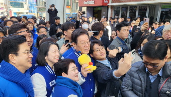 대전시민과 기념촬영 하는 이재명 대표