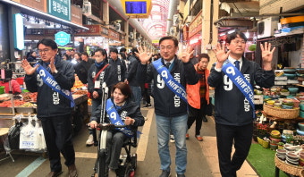 거리 유세 나서는 조국혁신당 비례대표들
