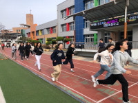 영동초 졸업생 김지환 동영종합건설 대표, 육상 꿈나무에 장학금 전달