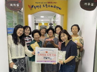 증평 뜨개로만난사이 봉사단, 한부모가정에 손뜨개 가방 기부