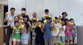 한솔초, 시니어클럽 어르신들과 학교 텃발 수확물 나누기