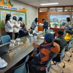 공주 신월초 교통안전 시니어 봉사단원 감사 선물 증정