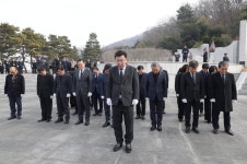 이범석 청주시장, 제106주년 3.1절 삼일공원 참배