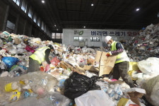 [현장르포] 청주시 휴암동 재활용선별센터 가보니