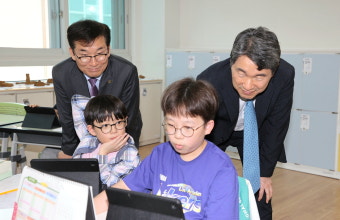 이주호 교육부 장관 복대초 방문…AI 디지털교과서 활용 수업 참관