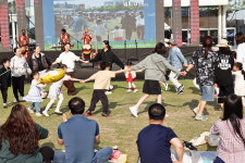 누워서 즐기는 피크닉 예술축제 6천여명 발길