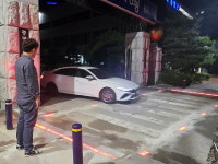 증평군, 군청 정문에 스마트 바닥 점멸등 설치… 보행자 안전 강화