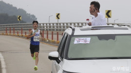 [역전마라톤] 저기 끝이 보이잖아! 감독 독려 속 오르막길 오르는 천범로