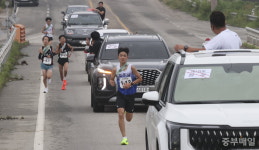 [역전마라톤] 저기 끝이 보이잖아! 감독 독려 속 오르막길 오르는 천범로