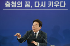 대전 찾은 李 대통령 법 없어도 4년11개월은 지역화폐 하겠다