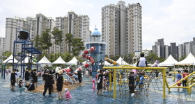 도심 속 물놀이장 즐기는 시민들