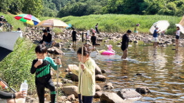 괴산 칠성면 쌍곡계곡, 주말 폭염 속 가족단위 행락객들 몰려
