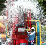 어린이전용풀장부터 유수풀까지… 단양 천동물놀이장 피서객 북적