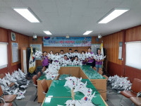 천안시 성거읍 주민자치회, 광복절 앞두고 태극 바람개비 나눔